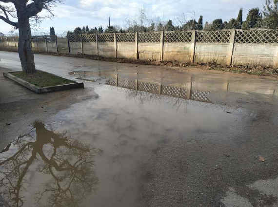 В ЖК «Омега-Сити» у дома на улице Челнокова, 12/6, прорвало канализацию