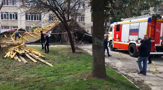 Крыша пятиэтажки в Симферополе упала на припаркованные автомобили 