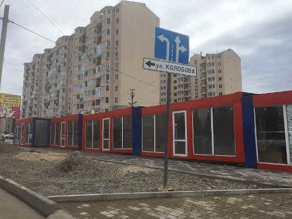 В Севастополе история с незаконными торговыми объектами на Столетовском проспекте, в которых уже идет незаконная торговля, доходит до абсурда