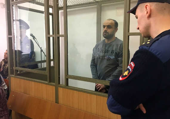 В Севастопольском городском суде сегодня состоялось первое рассмотрение уголовного дела об убийстве в караоке-баре «Бенефис» на проспекте Октябрьской Революции