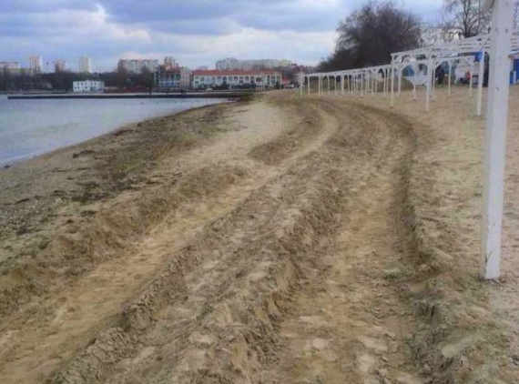 завёз засыпку для пляжа, что делает ежегодно, так как песок постоянно вымывается водой и выдувается ветром