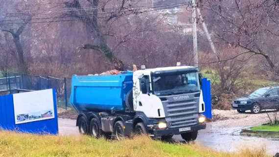 На Первомайский полигон ТБО, куда нельзя вывозить строительные отходы, везут строительный мусор от разборки бассейна в Загородной балке.