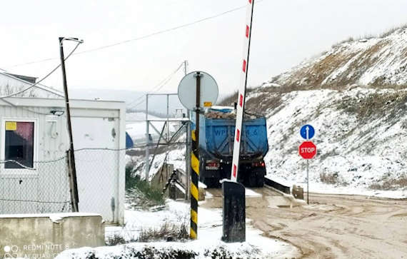 самосвал сворачивает на городской полигон ТБО в районе Первомайской балки