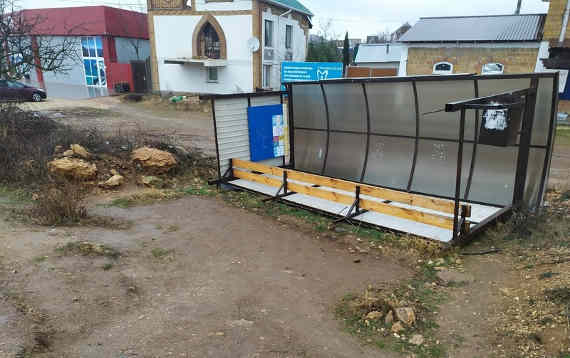 пользователи винят ветер в том, что в районе Фиолента упал остановочный павильон
