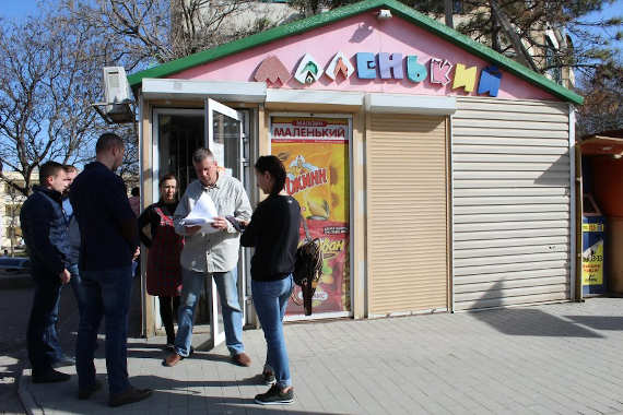 Сегодня в ходе рейда по пресечению незаконной торговли в Нахимовском районе на ул. Красносельская,1 начат демонтаж самовольно размещенного нестационарного торгового объекта.