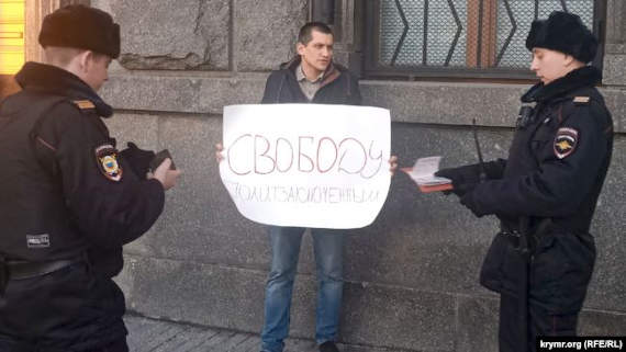 В феврале Павел Степанченко отправился в Москву, где вышел на одиночный пикет против политических преследований. Он стоял возле станции метро «Лубянка» с плакатом «Свободу политзаключенным» и был задержан сотрудниками полиции
