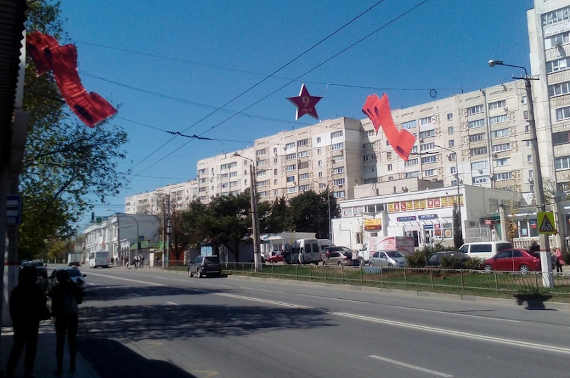 На проспекте Октябрьской Революции в Севастополе оторвались и угрожающе болтаются закрепленные на проводах украшения в честь 9 Мая