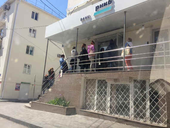 В Севастополе появились очереди под банками ради выплат на детей