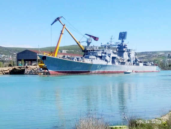 Большой противолодочный корабль «Керчь» сегодня, 24 апреля, в сопровождении буксиров начал перемещение в Инкерман для последующей утилизации