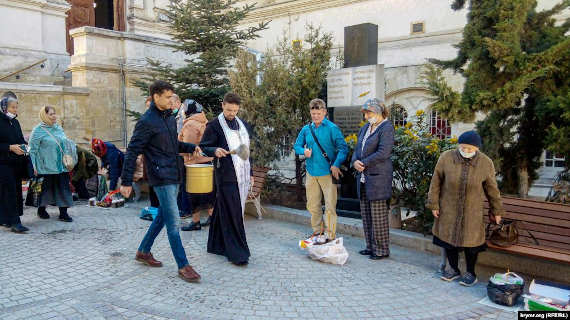 В Севастополе провели первое освящение пасхальных куличей. Во дворе Покровского собора (относится к Севастопольскому благочинию УПЦ МП) собралось около десяти прихожан. Это в десятки раз меньше обычного