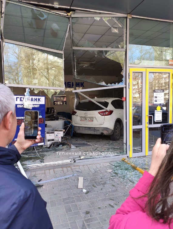 Вчера в Севастополе на проспекте Генерала Острякова автомобиль въехал в здание торгового центра «Московский»