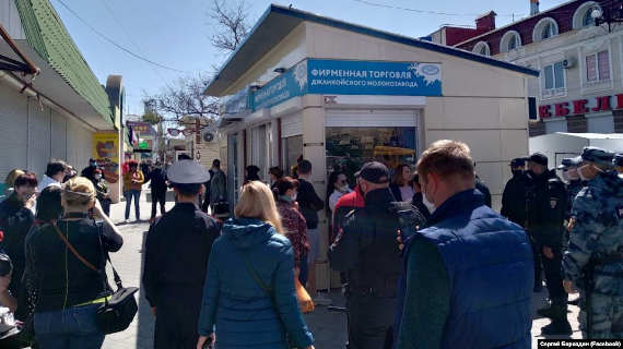 В Керчи в районе центрального рынка состоялся сбор предпринимателей, деятельность которых из-за угрозы распространения COVID-19 приостановлена