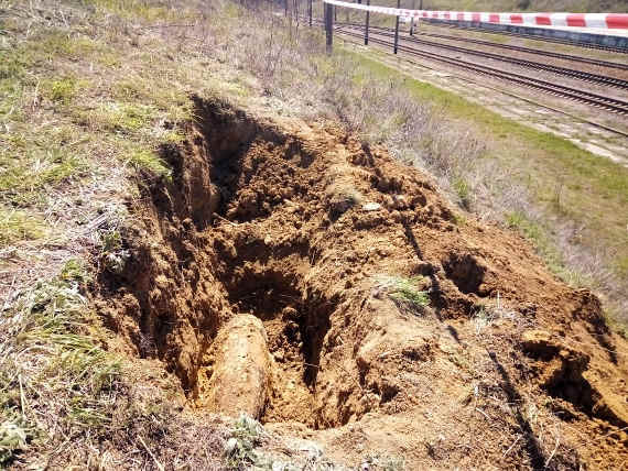 артиллерийский снаряд времен Второй мировой войны, обнаруженный рабочими при проведении строительных работ