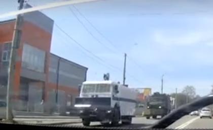 В Симферополе по улицам прошла колонна техники, приспособленная для разгона массовых беспорядков. В частности, в колонне было две машины, оборудованные водометами и отвалами для разрушения заграждени