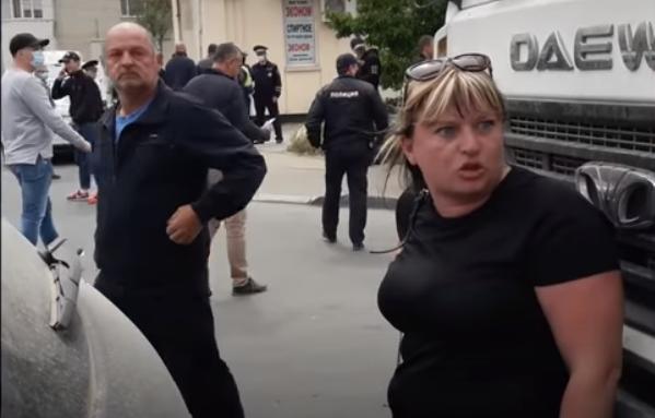 на рынке в микрорайоне Шевченко состоялась массовая драка из-за попыток уполномоченных управлением потребрынка пресечь торговлю