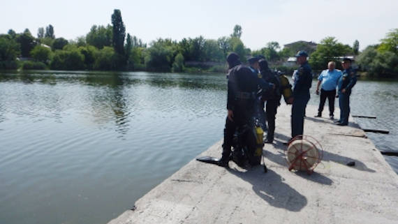 компания школьников в возрасте 14-15 лет купалась в водоеме, один из них резко ушел под воду. Мужчина бросился на его спасение, однако поиски результатов не дали