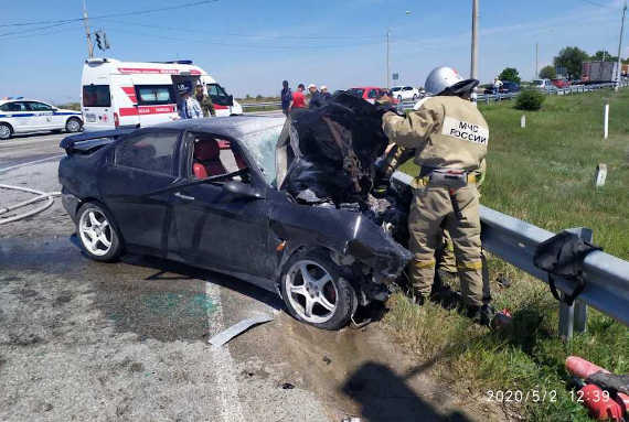 Один человек погиб, четыре человека оказались заблокированы в двух легковых автомобилях, столкнувшихся сегодня на Качинском шоссе в Севастополе