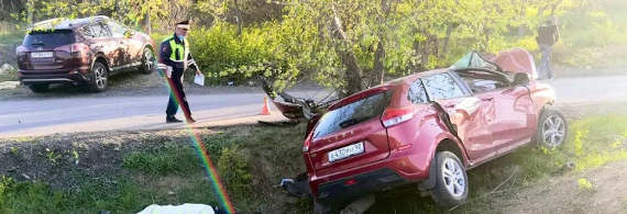 42-летняя женщина - водитель автомобиля Лада, выехала за пределы проезжей части дороги влево и совершила наезд на препятствие - дерево. От удара автомобиль развернуло
