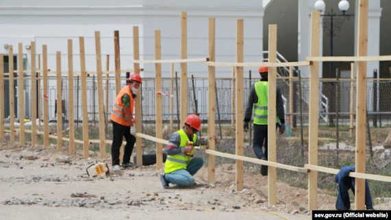 В Севастополе начали ремонт набережной парка Победы, часть пляжей будет перекрыта