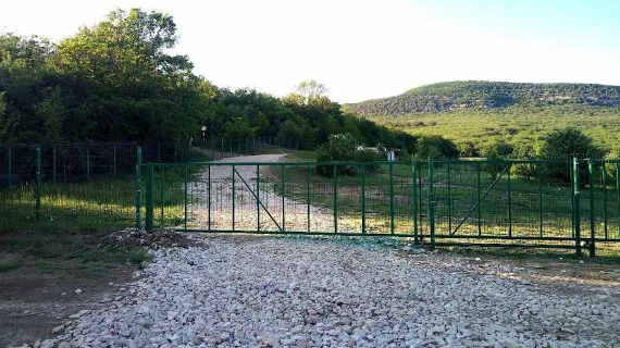 В селе Резервном под Севастополем «самоизолировалось» озеро. Насыпная дорога, ведущая к водоёму, оказалась перегорожена забором внушительных размеров