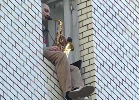 Андрей Панцовский 20 лет играет на саксофоне на улицах Москвы. Из-за карантина он решил сыграть для прохожих из окна квартиры