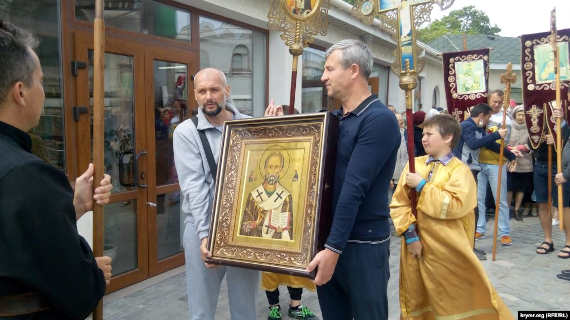 В Свято-Никольском соборе микрорайона Камышовой бухты Севастополя провели службу в честь праздника Святителя Николая, не соблюдая при этом противоэпидемические нормы из-за угрозы коронавируса