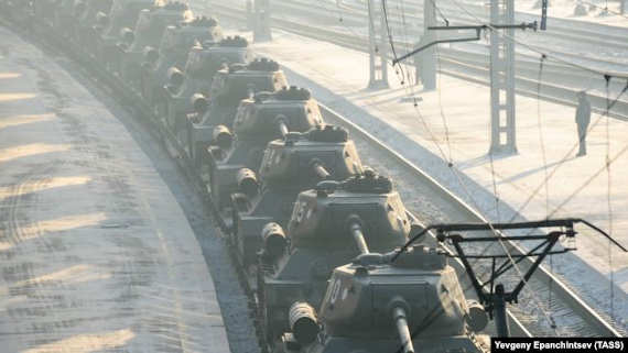 Танки Т-34, переданные России Лаосом, на железнодорожной станции в Чите, Россия, 13 января 2019 года