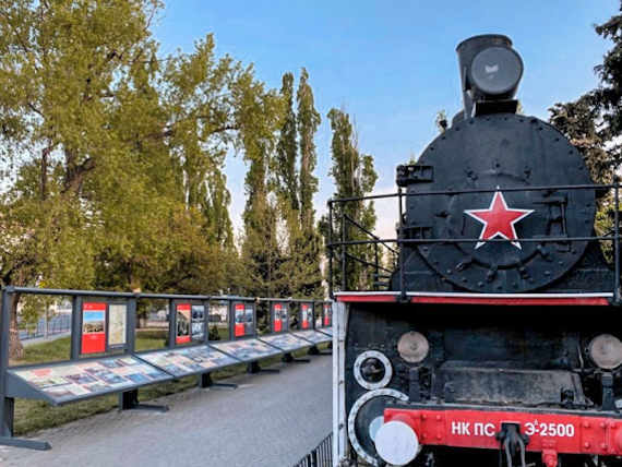 на площади имени Героя Советского Союза В.Д. Ревякина, недалеко от памятника паровозу бронепоезда «Железняков»