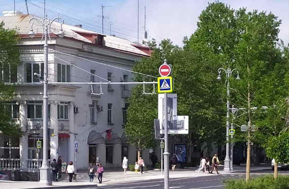 Значительно уступающие в размерах своим предшественникам дорожные знаки на отреставрированной Большой Морской в Севастополе