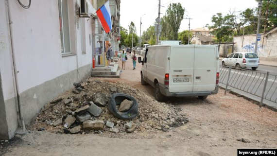 Ремонтные работы идут в средней части улицы в пространстве между остановками городского транспорта «Университет (Горячий хлеб)» и «Улица Степаненко» – как на четной так и на нечетной стороне улицы
