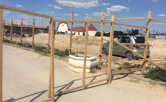 Рабочих на этом объекте не видно с самого начала лета. После себя они как обычно оставили много мусора и странную инсталляцию, вероятно, изображающую ворота в райский отдых на морском побережье