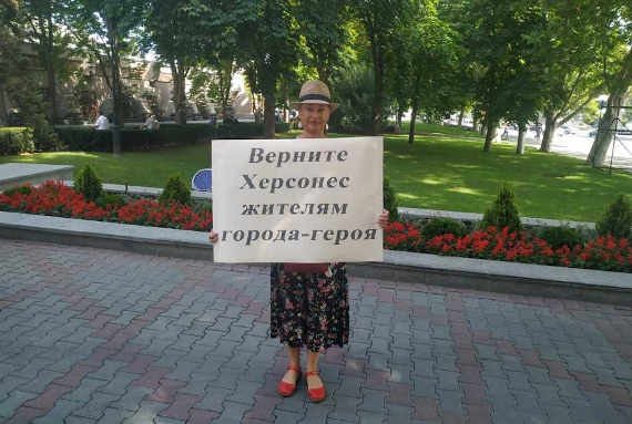 у здания правительства Севастополя прошёл одиночный пикет. Жительница микрорайона Стрелецкая бухта Оксана Бондарева вышла в центр города с плакатом