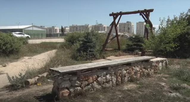 В Севастополе сбежал подрядчик с принадлежащими ТОС «Голубая бухта» деньгами, который должен обустроить детскую и спортивную площадки на заброшенном пустыре.
