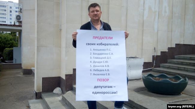 Перед началом мероприятия у входа в Гагаринский муниципалитет активисты провели пике