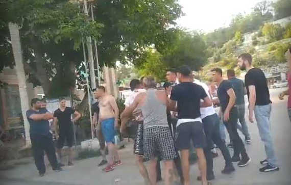 Толпа вооружённых людей приехала «навести порядок» в севастопольской Терновке