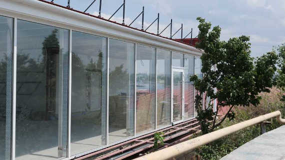 Власти Севастополя, наконец, раскрыли целевое назначение и обстоятельства возведения непонятного строения, внезапно выросшего у обелиска «Штык и Парус» на мысе Хрустальный.
