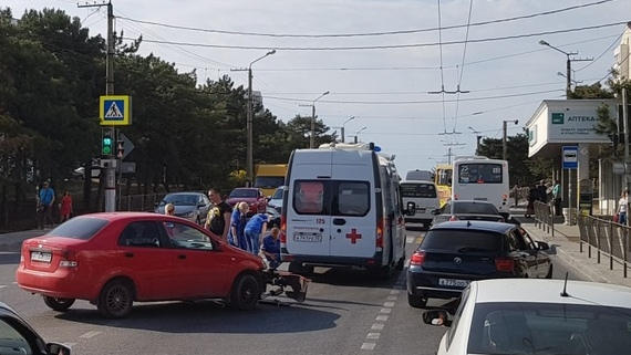 Сегодня, 11 июня, около половины восьмого утра в районе остановки «Больничный комплекс» произошла авария с участием «скорой». По свидетельству очевидцев, произошла она по вине водителя Chevrolet