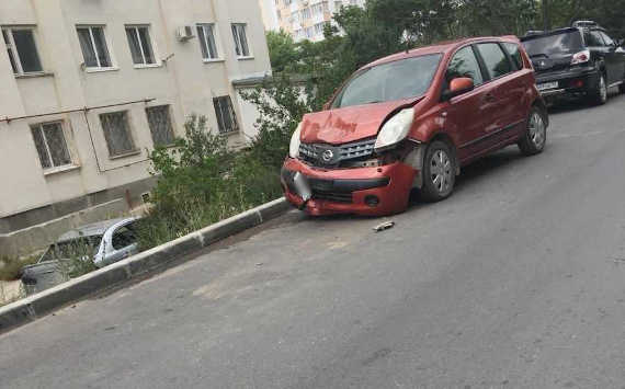 Как уточнили очевидцы в социальных сетях, водитель Mitsubishi «летел» со стороны детского сада №7 и, поравнявшись с домом №20, не справился с управлением