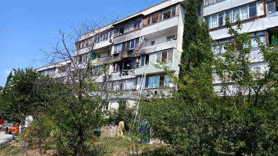 В Севастополе на улице Лизы Чайкиной горит многоквартирный дом