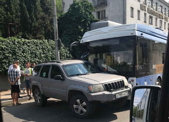 Неудачный манёвр водителя авто парализовал движение на Корабельной стороне