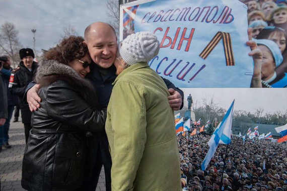 Михаил Развожаев фото с бабушками