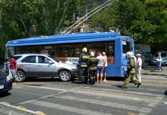 Троллейбус столкнулся с легковушкой на пешеходном переходе на улице Гоголя. 