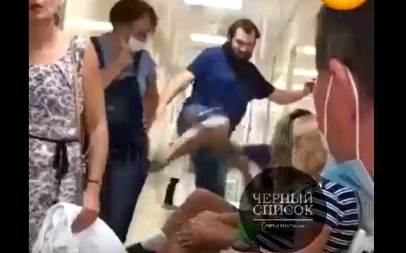 Скандалом и избиением закончился визит неизвестного мужчины в севастопольскую поликлинику на улице Супруна, 19