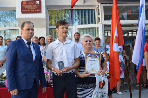 В ходе торжественной линейки вице-губернатор Александр Кулагин вручил первые трудовые книжки двум ученикам гимназии – Тарлапан Владе и Целимецкому Андрею