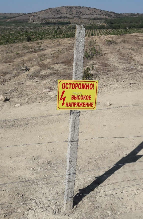 Принцип работы электропастуха основан на подаче кратковременных импульсов напряжения по проволоке