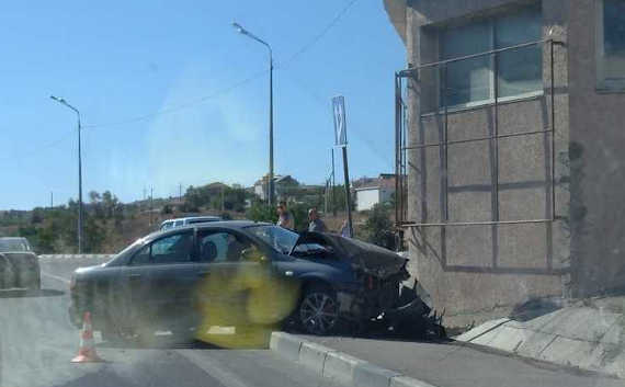 Столкновение грузового автомобиля и легкового автомобиля произошло утром 15 августа в Севастополе на Балаклавском шоссе в районе магазина «Домино». В итоге легковой автомобиль перелетел через бордюр и врезался в стену.