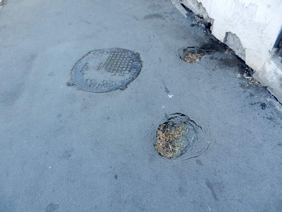 яма на тротуаре