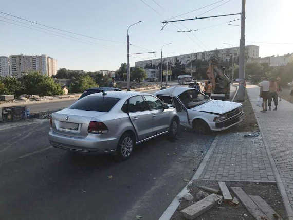 в Севастополе на новом мосту через балку на Пожарова/Гагарина произошла авария с участием белого «Фиата» и серебристого «Фольксвагена».