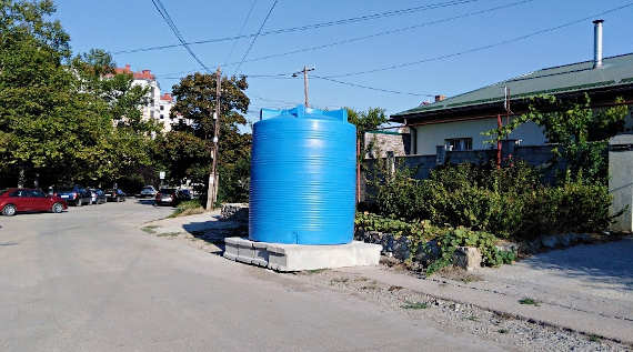 установленные в жилом секторе пластиковые емкости для воды в Симферополе
