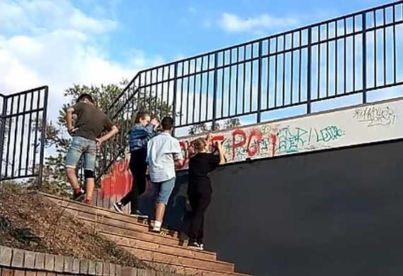 В Севастополе подростки изрисовали новый парк «Учкуевка»
